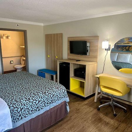 Days Inn By Wyndham Houston East Exterior foto