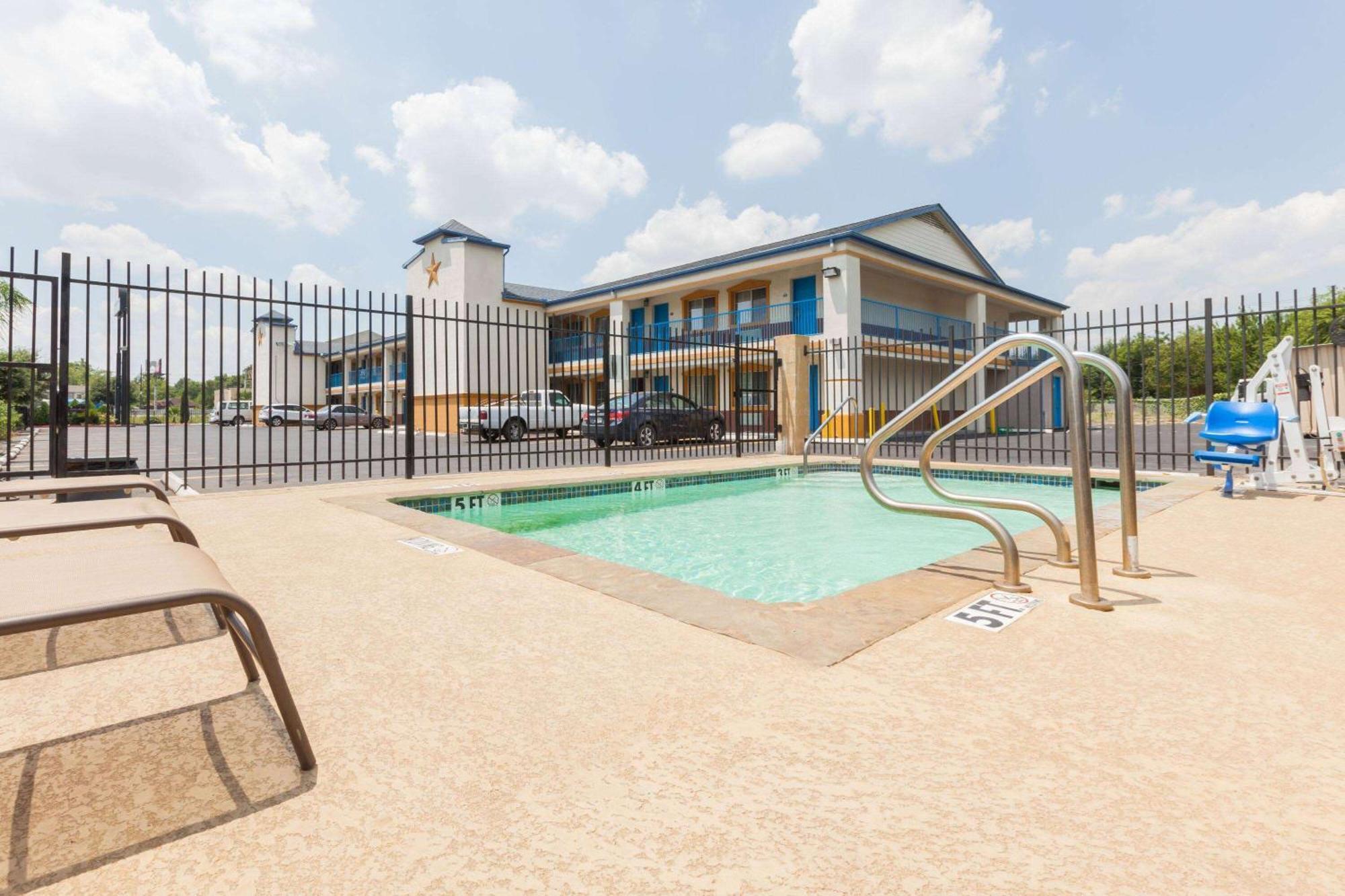 Days Inn By Wyndham Houston East Exterior foto
