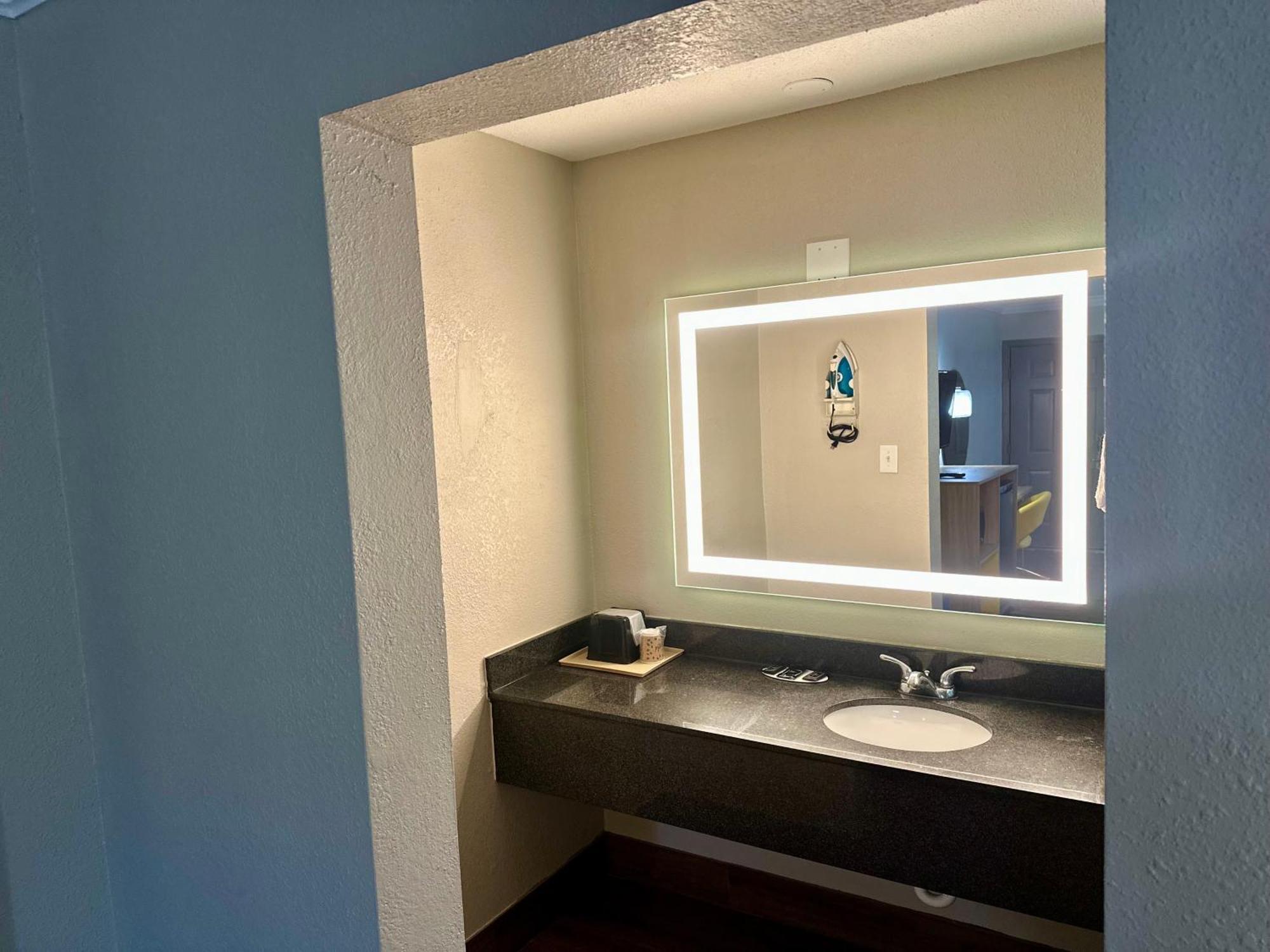 Days Inn By Wyndham Houston East Exterior foto